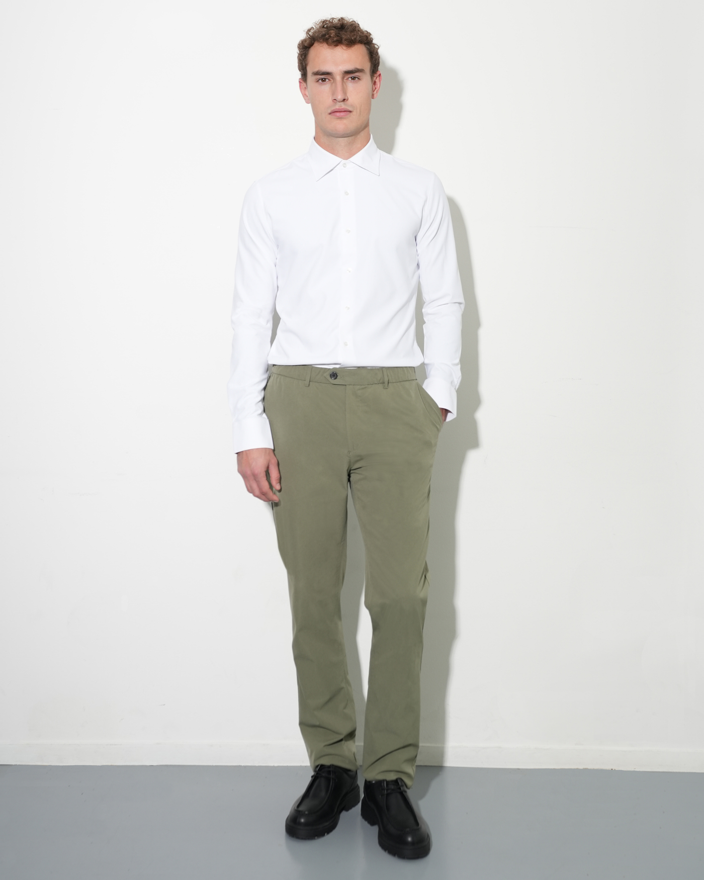 Light-weight pants olive