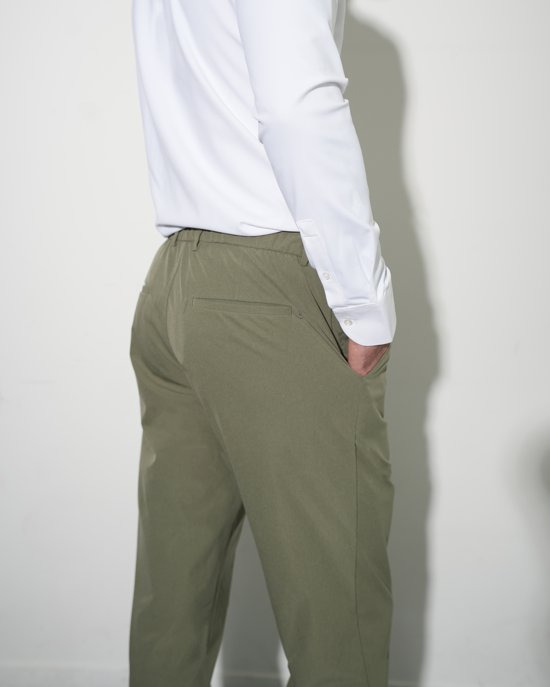 Light-weight pants olive