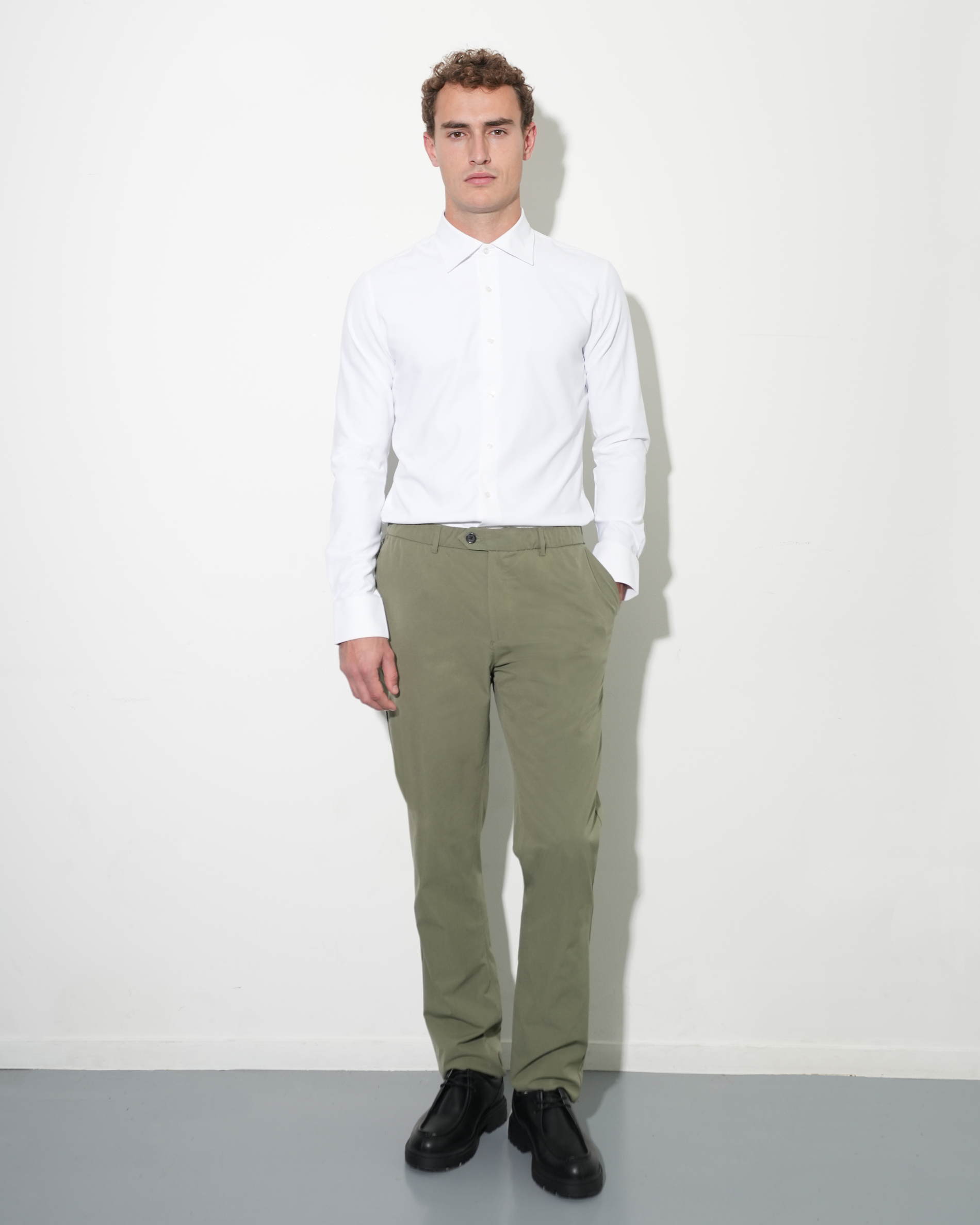 Light-weight pants olive